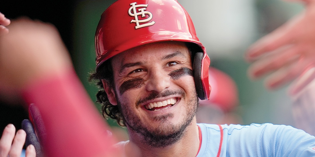 NOLAN ARENADO de los Cardenales celebra tras batear un jonrón ante Chicago, en septiembre del 2025.