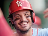 NOLAN ARENADO de los Cardenales celebra tras batear un jonrón ante Chicago, en septiembre del 2025.
