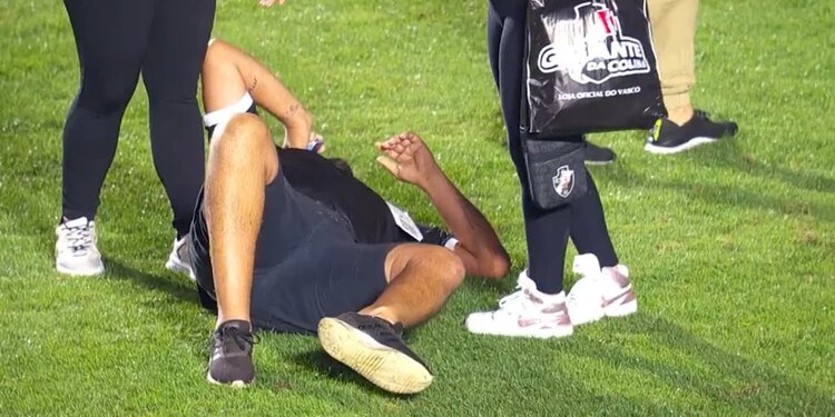 El aficionado del Vasco da Gama revisó su celular antes de que lo sacarán en camilla para atenderlo.