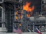 Un incendio arde en una plana química de Shell en Deer Park, Texas, el viernes 5 de mayo de 2023.