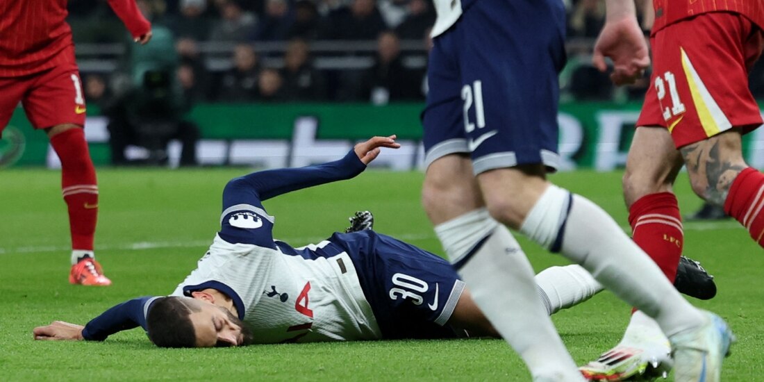 Rodrigo Bentancur yace tendido en el césped después de desplomarse en el duelo entre Tottenham y Liverpool.