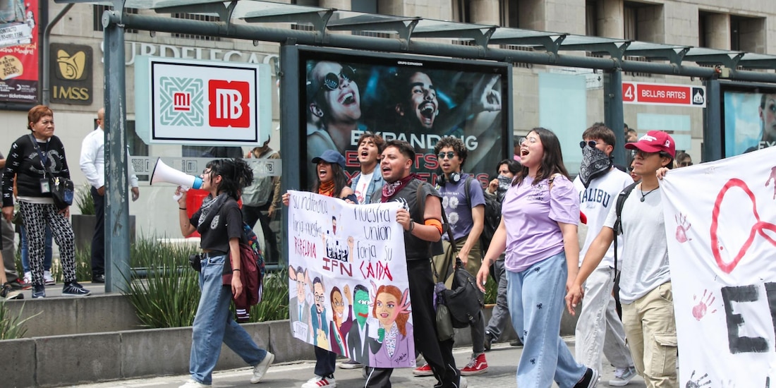 Aspecto de una marcha de estudiantes del IPN en la Ciudad de México.