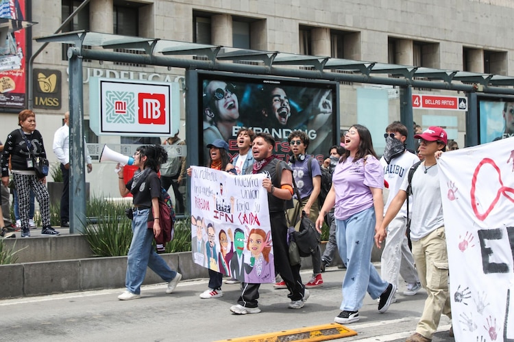 Aspecto de una marcha de estudiantes del IPN en la Ciudad de México.