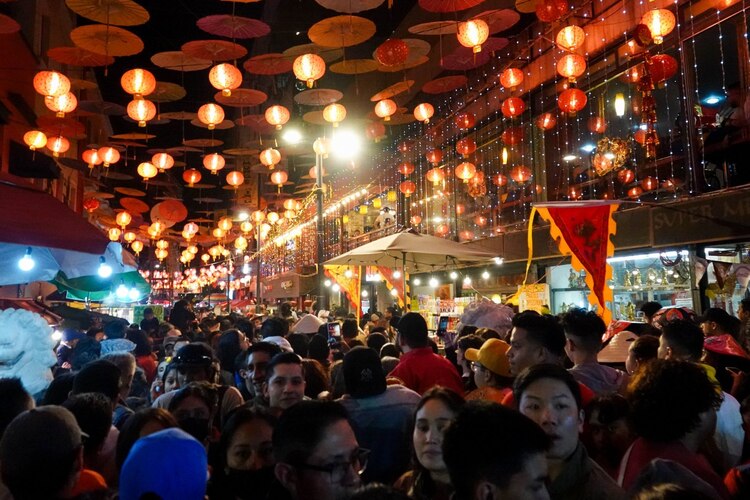 Cientos de personas se dieron cita en el barrio chino para celebrar el año nuevo.