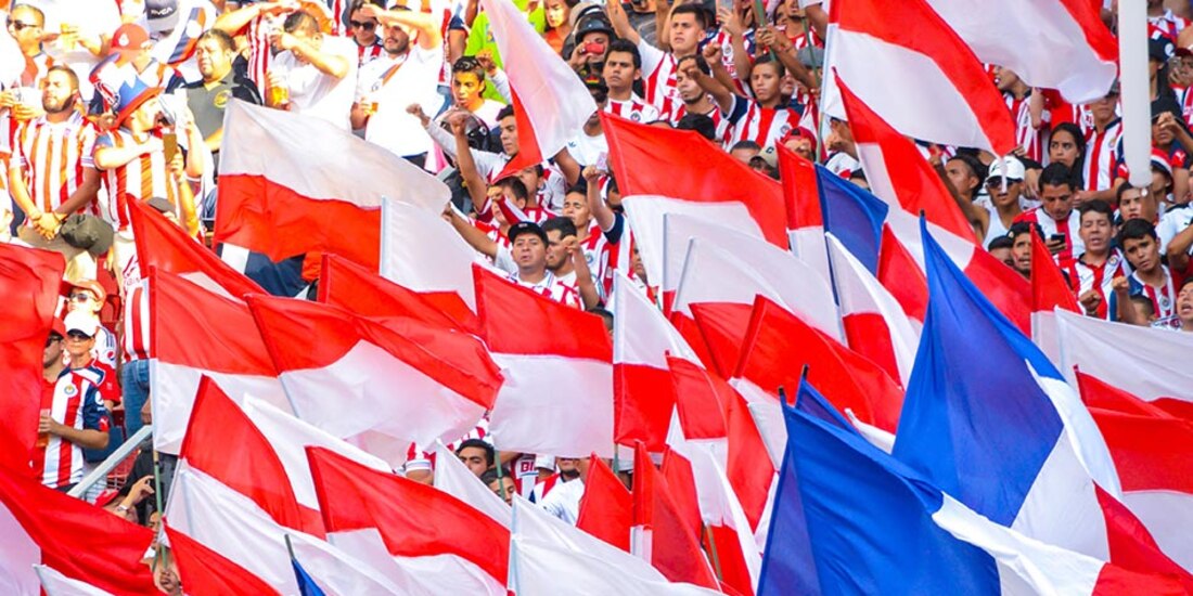 Seguidores de Chivas en un partido de la Liga MX