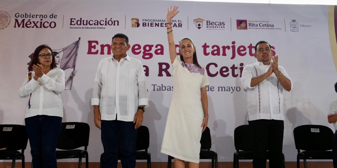 Sheinbaum entrega tarjetas de la Beca Rita Cetina para Uniformes y Útiles en Tabasco.