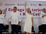 Sheinbaum entrega tarjetas de la Beca Rita Cetina para Uniformes y Útiles en Tabasco.