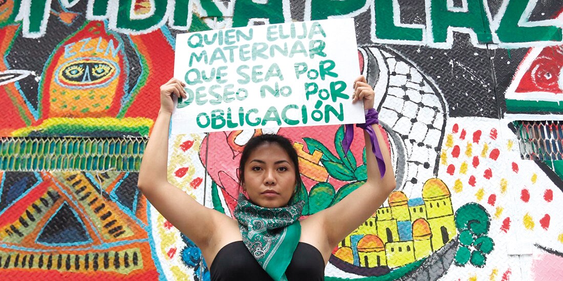 Mujeres se manifestaron en el marco del Día de Acción Global por el acceso al Aborto Legal y Seguro frente al Hemiciclo a Juárez, ayer.