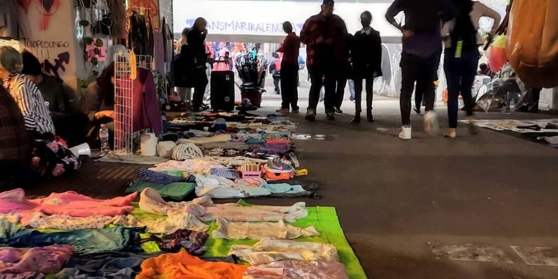 Fotografía de "La Tianguis Disidente", ubicado en la Glorieta de Insurgentes, antes de las agresiones que sufrieron los comerciantes LGBT+.