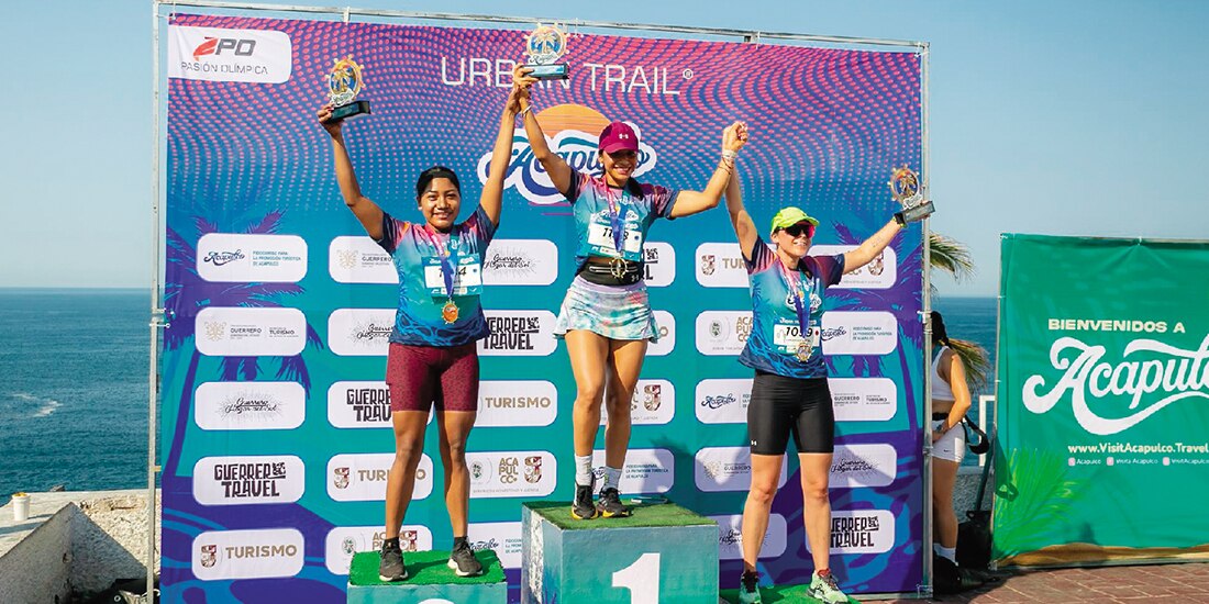 Ganadoras de la carrera Urban Trail Acapulco, ayer, en Acapulco.