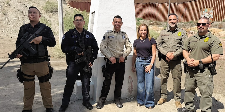 Agentes de la SSC de Chihuahua, con elementos de la Patrulla Fronteriza de EU.