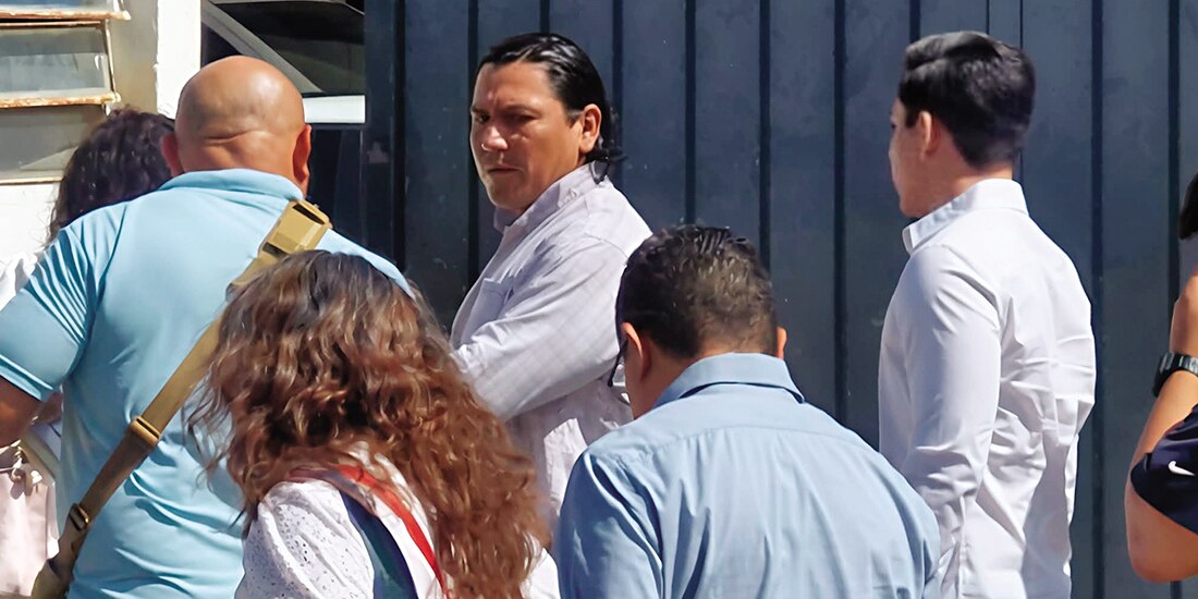 El joven Yeshua “N” (último a la derecha), implicado en el caso Susan, al momento de entregarse en la Fiscalía de Campeche, el pasado martes