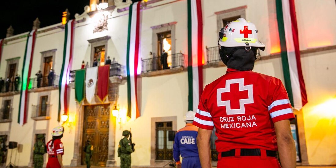 Personal de salud presente en la ceremonia del Grito de Independencia.