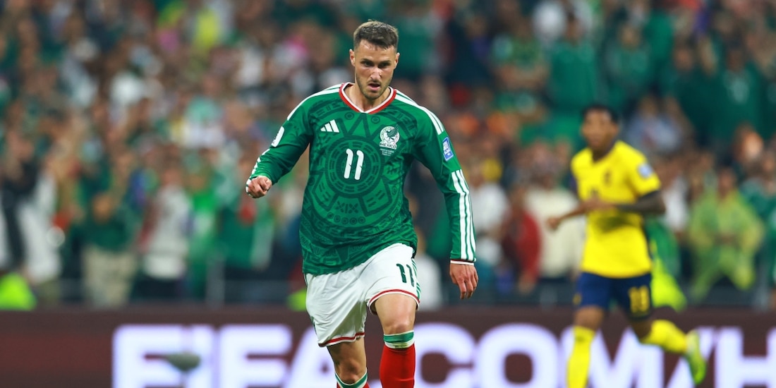 Santiago Gimenez conduce el balón durante el México vs Ecuador de la Copa del Mundo 2026.