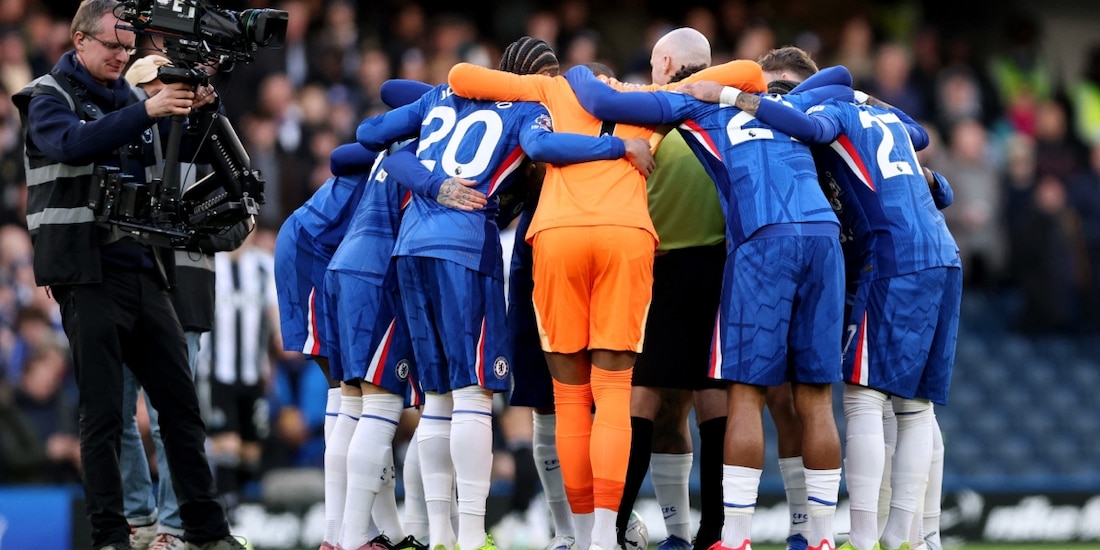 Futbolistas del Chelsea rodearon al árbitro antes de su partido contra Newcastle en la Premier League.