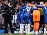 Futbolistas del Chelsea rodearon al árbitro antes de su partido contra Newcastle en la Premier League.