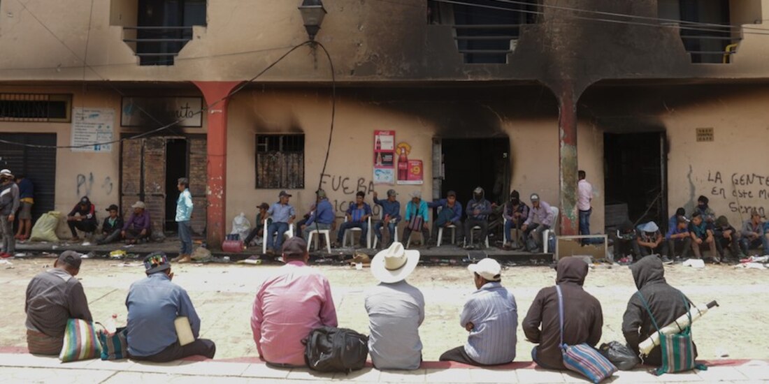 Los autodefensas incendiaron y tomaron el control del palacio municipal.