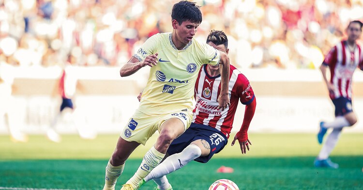 Jürgen Damm conduce el esférico en un amistoso antes las Chivas.