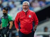 Víctor Manuel Vucetich da indicaciones en un juego de Chivas en el Torneo Grita México Apertura 2021 de la Liga MX.