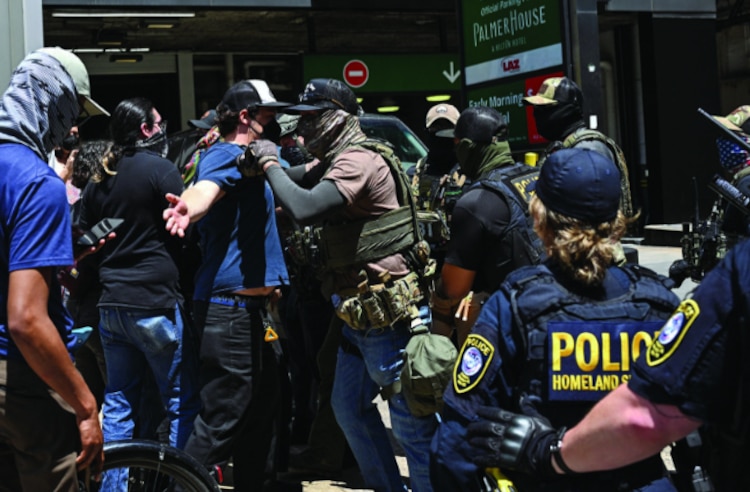 Manifestantes bloquean el ICE en un edificio en Chicago, el pasado 16 de junio.
