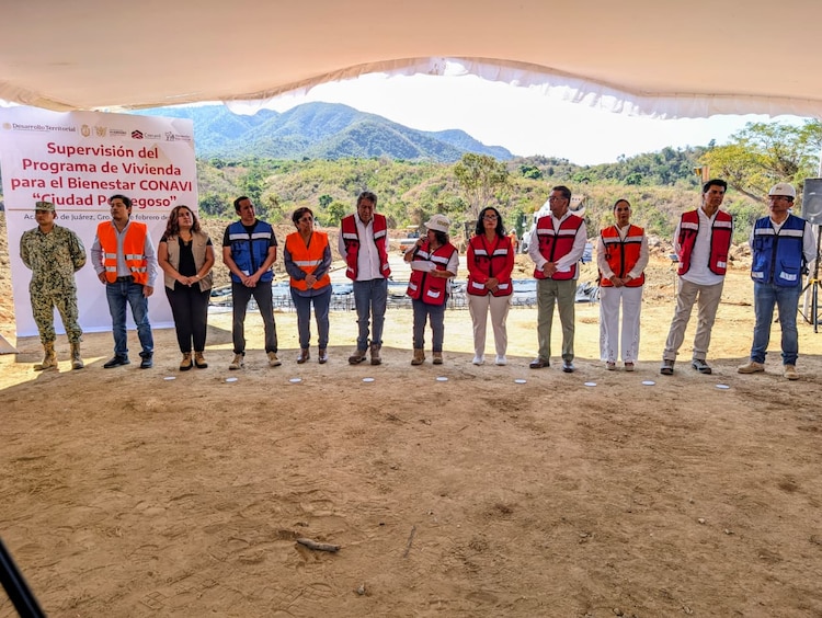 Autoridades federales, estatales y municipales supervisan el arranque de 1,200 viviendas en Ciudad Pedregoso, proyecto dirigido a familias con ingresos menores a dos salarios mínimos.