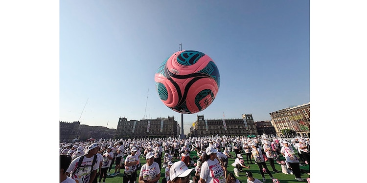 Se vivió una fiesta de futbol en el Zócalo de la Ciudad de México.