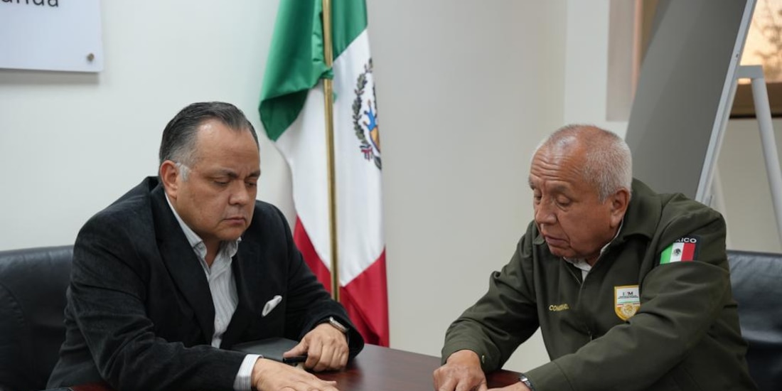 Francisco Garduño (der.), titular del INM, y el delegado de la FGR en Chihuahua, Ramón Badillo, se reunieron el 29 de marzo para esclarecer el incendio en Ciudad Juárez.