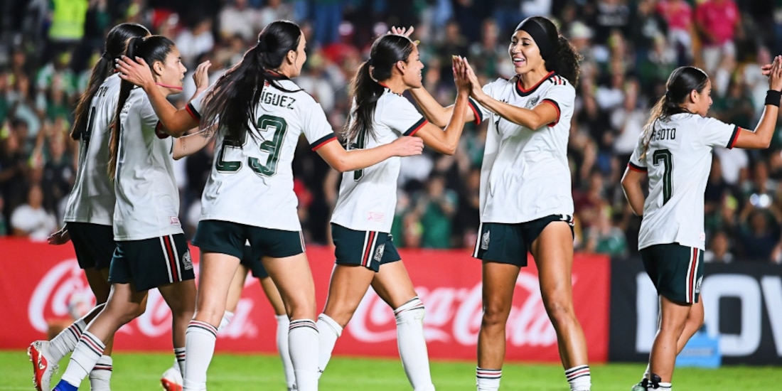 Jugadoras de México celebran una de sus anotaciones en La Corregidora.