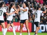 Jugadoras de México celebran una de sus anotaciones en La Corregidora.