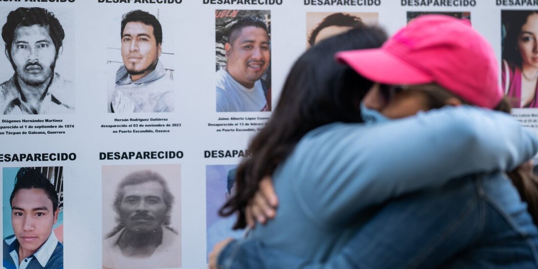 Aspecto de un memorial con las fotografías de personas desaparecidas