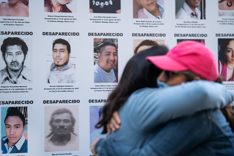 Aspecto de un memorial con las fotografías de personas desaparecidas