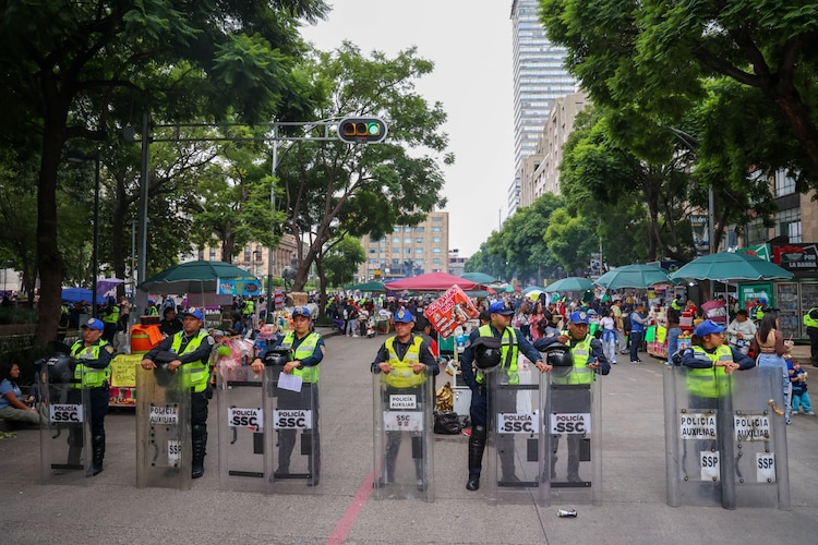 Bloqueo de comerciantes en las inmediaciones de la Alameda Central