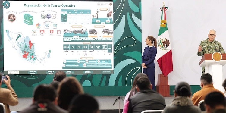 La Presidenta Claudia Sheinbaum con el general Román Villalvazo, en conferencia, al presentar la estrategia de seguridad del Mundial de Futbol, Plan Kukulkán, el 6 de marzo de 2026.