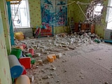 Un proyectil destroza un muro de un salón en una guardería en Lugansk, donde hubo dos personas heridas.