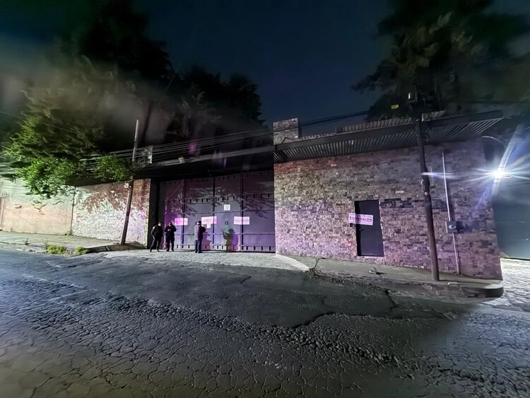 Autoridades de la alcaldía Álvaro Obregón colocaron los sellos de suspensión en el salón de fiestas.