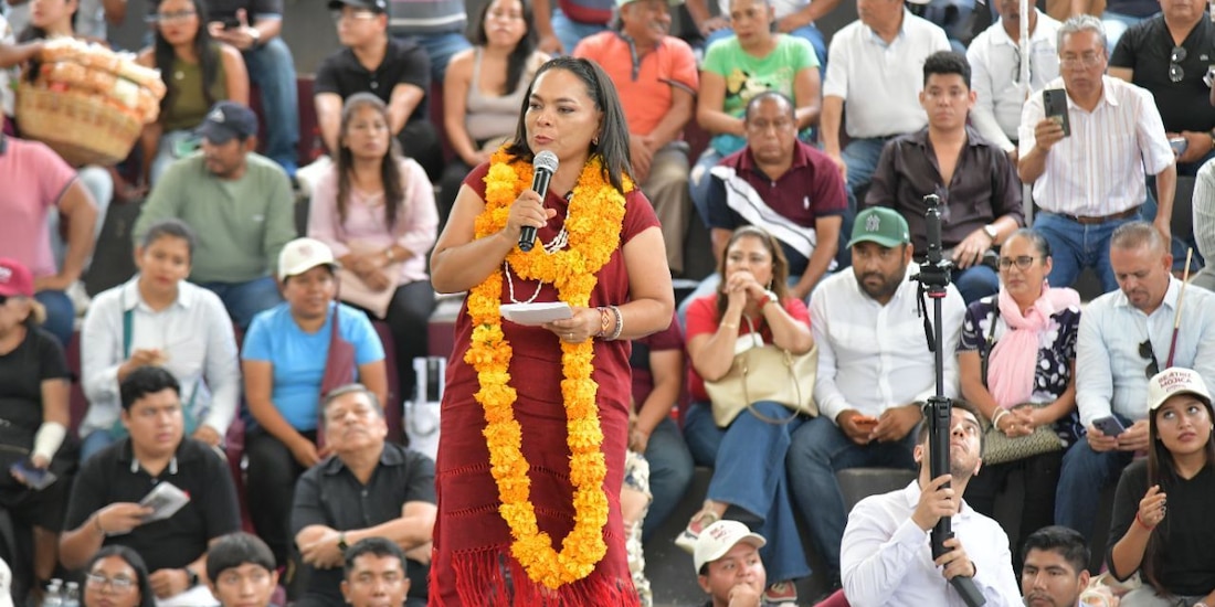 Beatriz Mojica Morga encabezó la Asamblea de Defensa de la Transformación en el Teatro Hundido de Chilpancingo.