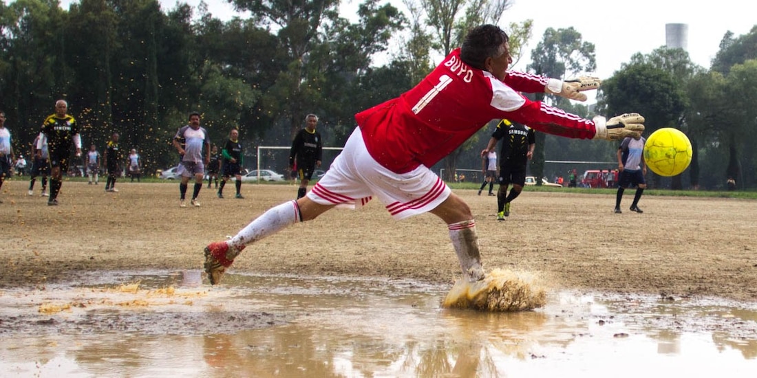 La investigación señaló que el contacto entre futbolistas es muy breve, por lo cual es complicado contagiarse jugando al aire libre.