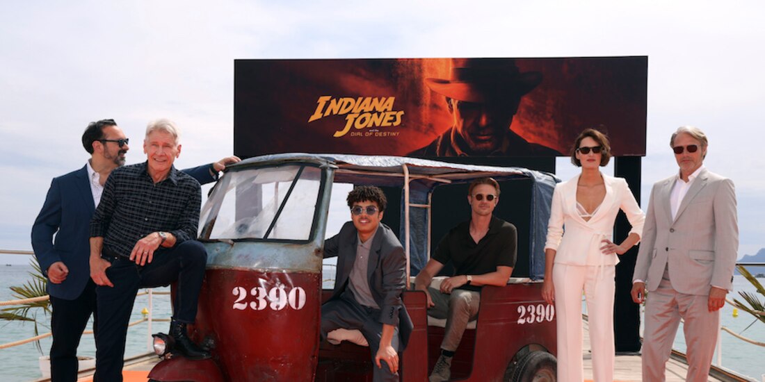 Harrison Ford, segundo de izq. a der., con el director y los actores de la película.