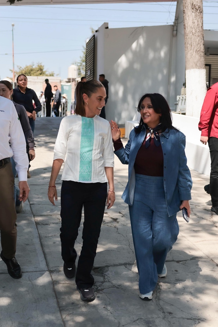 La Presidenta Claudia Sheinbaum junto a la gobernadora de Tlaxcala, Lorena Cuéllar.