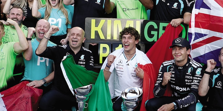 ASÍ SE VIVIERON
los festejos del
piloto italiano tras
su victoria en casa.
