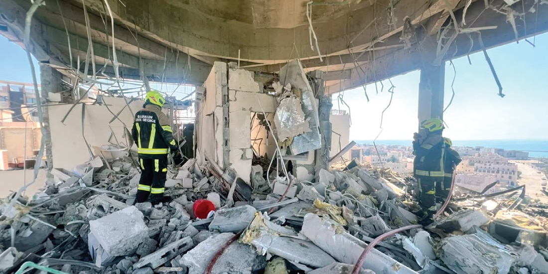 PERSONAL de defensa y rescate de Baréin en un edificio que fue alcanzado, ayer.
