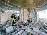 PERSONAL de defensa y rescate de Baréin en un edificio que fue alcanzado, ayer.