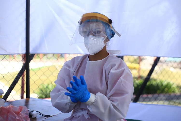 Brigadista encargada de la realización de pruebas.