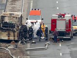 Bomberos y trabajadores forenses inspeccionan la escena de un accidente de autobús que, según las autoridades, mató al menos a 45 personas en una carretera cerca de la aldea de Bosnek, en el oeste de Bulgaria
