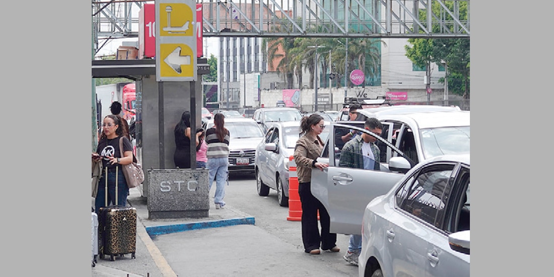 TAXIS de aplicación dan servicio en un
área designada del aeropuerto local.