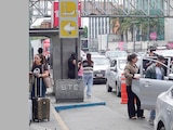 TAXIS de aplicación dan servicio en un
área designada del aeropuerto local.