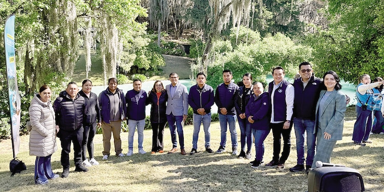 DIRECTIVOS junto con la edil de Santa Rita Tlahuapan (c.), el viernes 20 de marzo