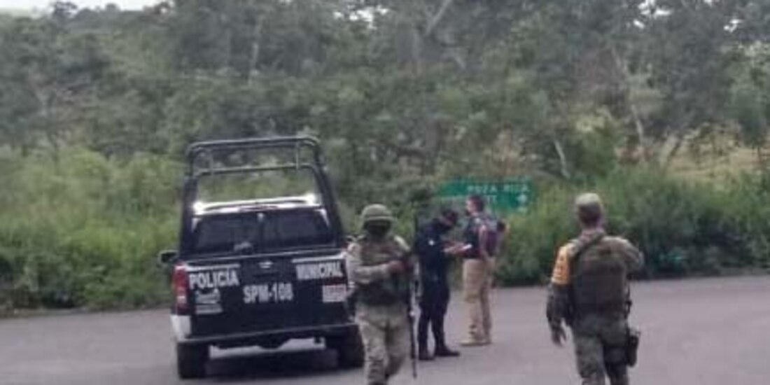 Elementos policiacos realizan labores de búsqueda en la región.