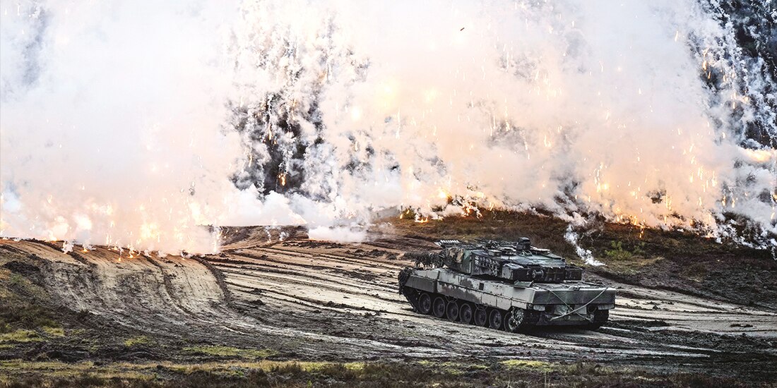 Soldados alemanes muestran en acción los tanques que enviarán a Kiev.