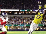 El receptor Davante Adams (17) hace una captura de touchdown, ayer.
